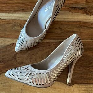 NWOT Charles by Charles David Laser-Cut Nude and Silver Pumps Size 7